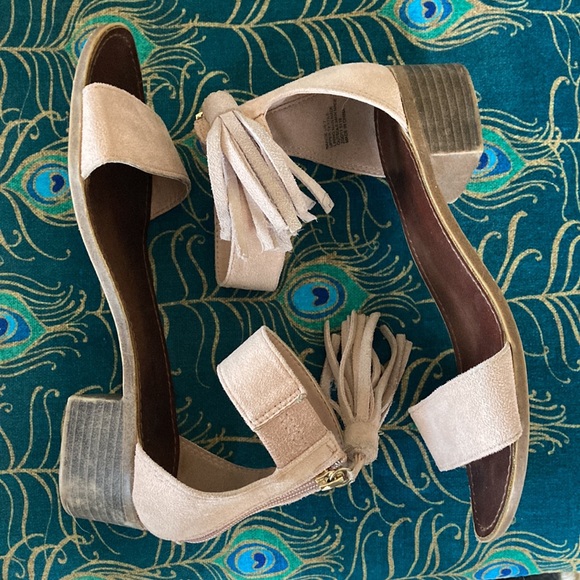 Pale Pink Sandals With Tasseled Zippers - Picture 5 of 6